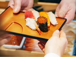 にぎり寿司。職人が一貫ずつ手で握るにぎり寿司をご提供いたします。