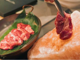 ラム肉の岩塩焼き。ラム肉を岩塩の塊の上で焼き上げます。塩ジンギスカン風に お好みのソースとともにお楽しみください。