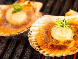 北海道産の帆立貝をバター、ホタテ醤油とともに香ばしく焼き上げます。
