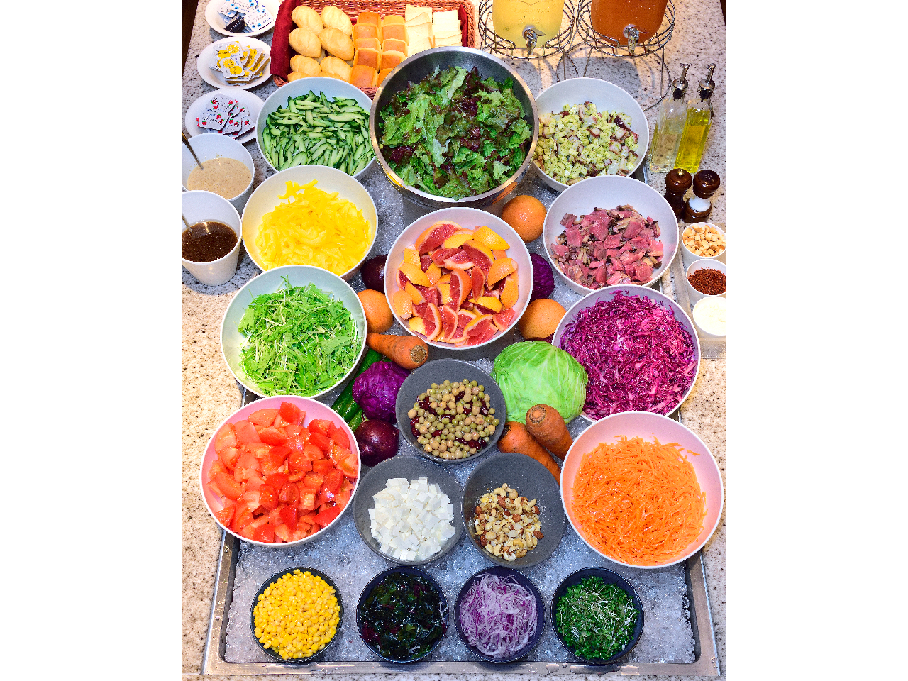 新鮮サラダブッフェ付き!ヘルシーに召し上がって頂けます。