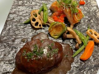 メイン料理は魚料理、肉料理を順番にご提供いたします。