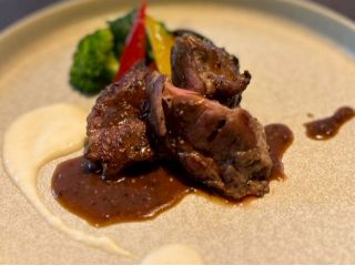 ラム肉のロティ 粒マスタードソース