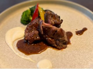 ラム肉のロティ 粒マスタードソース