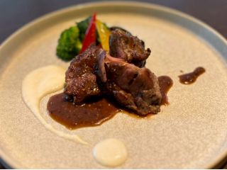 ラム肉のロティ 粒マスタードソース