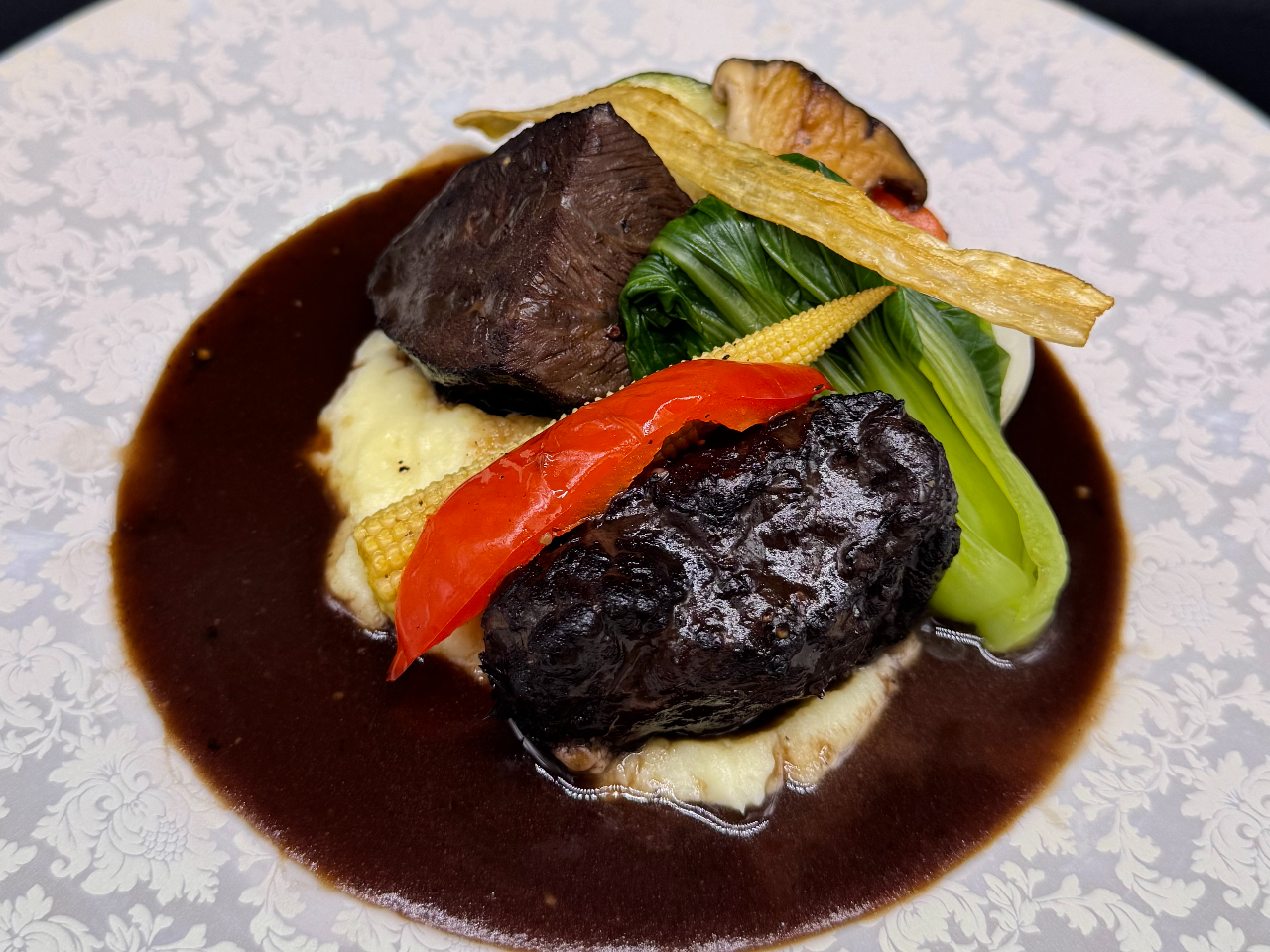 牛ホホ肉の赤ワイン煮込み