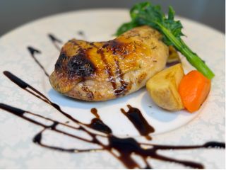 骨付き鶏もも肉のコンフィ 〜バルサミコソース〜