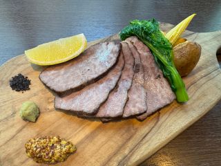 低温調理で火入れしたローストビーフ