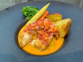 オマール海老のポワレ ビスクスープ仕立て 〜ターメリックライスを添えて〜
