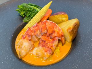 オマール海老のポワレ ビスクスープ仕立て 〜ターメリックライスを添えて〜