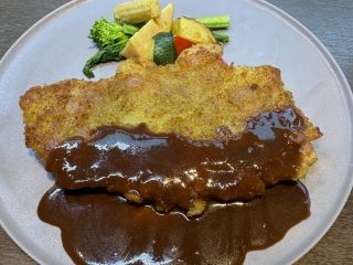 生ハムを挟んだ豚肉のコートレッタ