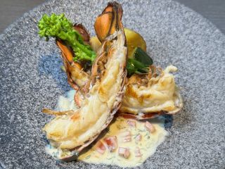 オマール海老のポワレ 〜ショロン風ソース〜