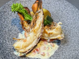 オマール海老のポワレ 〜ショロン風ソース〜