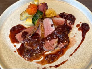 ハンガリー産鴨胸肉のポワレ 〜九州味噌とベリーのソース〜