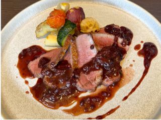 ハンガリー産鴨胸肉のポワレ 〜九州味噌とベリーのソース〜