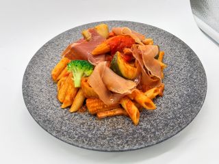 オルトラーナ(菜園風)野菜とベーコンのトマトソースペンネ