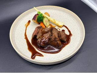 黒毛和牛肩肉のロティ〜赤ワインソース〜