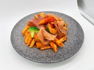 オルトラーナ(菜園風)野菜とベーコンのトマトソースペンネ