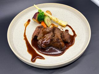 黒毛和牛肩肉のロティ〜赤ワインソース〜