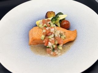 サーモンのポワレ 〜梅風味のラヴィゴットソース〜
