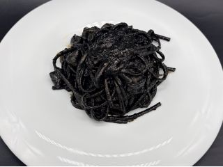 イカ墨を練り込んだ黒パスタ 〜濃厚イカ墨ソース〜