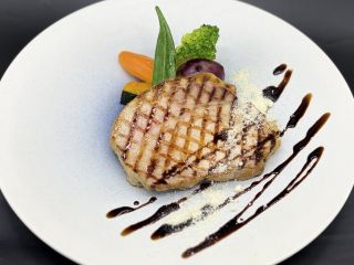 三河豚ロース肉のグリリアータ 〜バルサミコソースとパルメザンチーズ〜