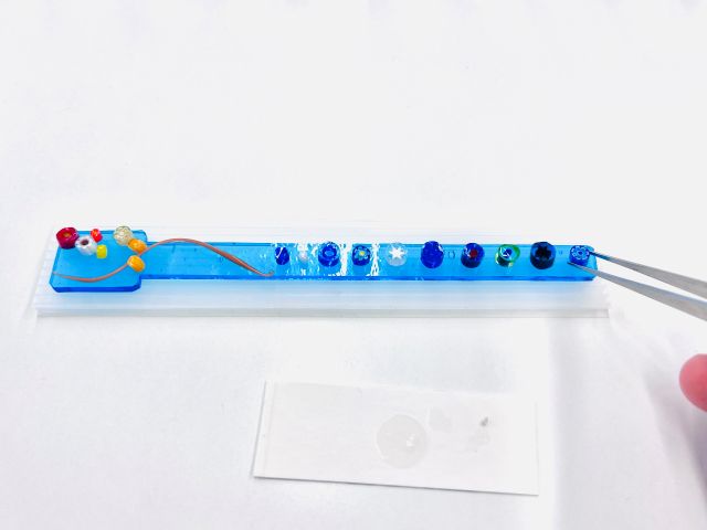 ピンセットで好きなガラスをベースのガラスにのせていくだけ!