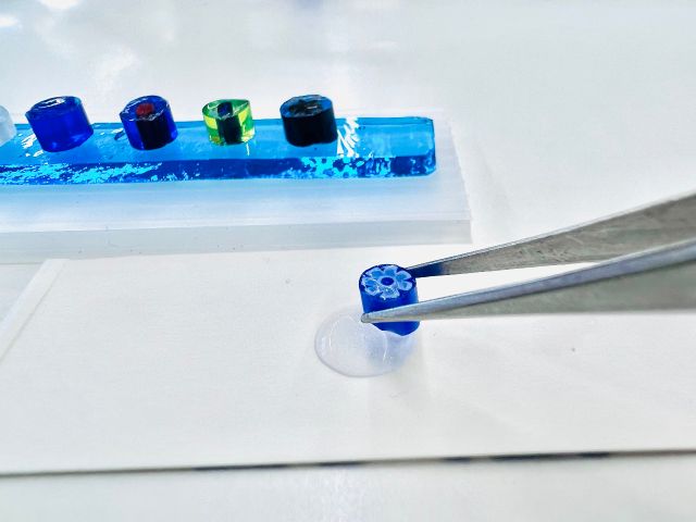 のりでガラスを仮止めしたら完成!窯で焼きあげて発送です♪