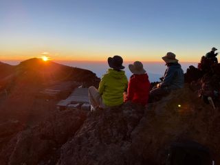 富士山頂からの神々しいご来光を是非ご鑑賞ください♪ホントに少人数制(3〜10名)だからこそ女性にも安心! マイペースで登れます!
