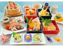 和食ならではの季節感あふれる市松模様の箱物形式♪※主菜は2通りからお選びいただきます。