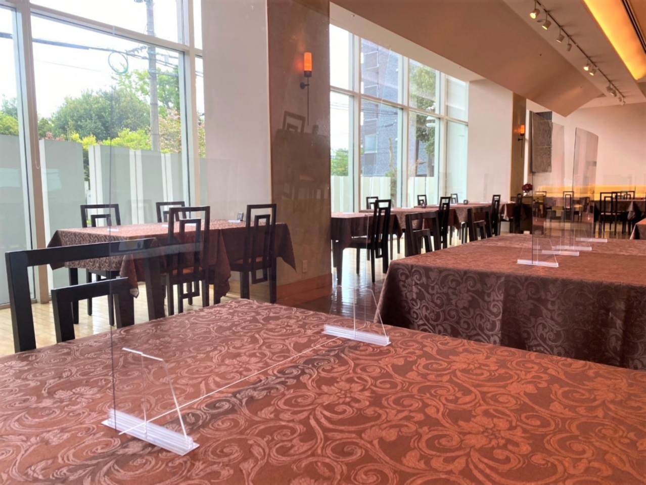 全テーブル飛沫防止パネル設置!