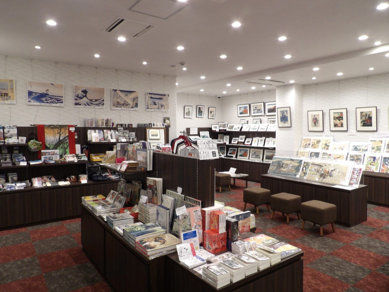 浮世絵関連の書籍やグッズが豊富なミュージアムショップ