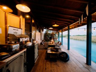 開放感が抜群の天然木のデッキスペース。夏は爽やかな海風が冬は風よけ(陣幕ワイド)を設置いたしますので年間を通してBBQをお楽しみいただけます