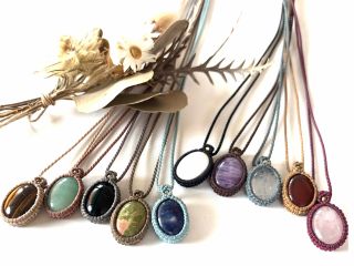 お好きな石と糸色を選んで自分好みにアレンジしていただけます。