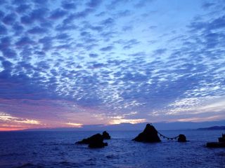 神話の世界で登場するようなフォトジェニックな写真が撮影できる、伊勢二見をガイドがご案内します。冬季は運が良ければ富士山が見えることも。