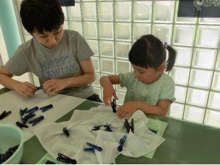 生地に自分だけのオリジナルの模様をつけます。お子さまでも出来ますよ。