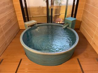 【貸切風呂】2023年12月リニューアルオープン。当館の陶器風呂は、一台一台手作業で造られた信楽焼のお風呂となっております。