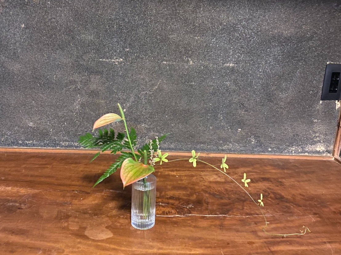 お好きな草花を摘んで生けます