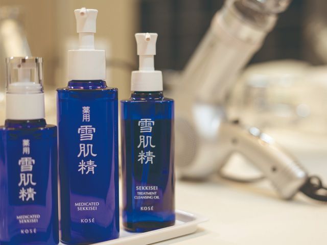 女性脱衣所には雪肌精をご用意