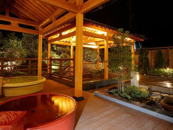 【露天風呂】手入れされた園庭と夜間照明が美しい露天風呂、つぼ湯では期間限定風呂を開催♪