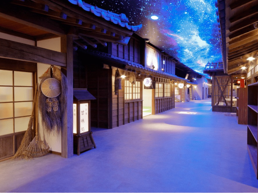 【館内】彩られた天井と、昔ながらの町並みが作り出す幻想的な世界