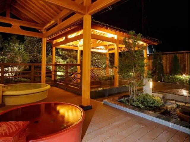 【露天風呂】庭園風の露天風呂と、つぼ湯(期間限定風呂開催しています)