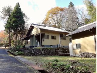 森の中にあり一見人が居るようには見えないところにあります。