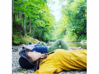 水量の少ない渓流の中州で根っころばったり、川に足を突っ込んだり、石に座ったり、自分の呼吸に意識を向けたり、、、、アーシングします。