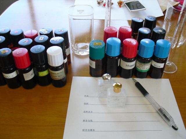 たくさんある香水用香料の中からご自分の好きな香りを選びます。講師が香水を作る手順、順番や容量をご指導させていただきどなたにでも作れるようにご指導いたします。