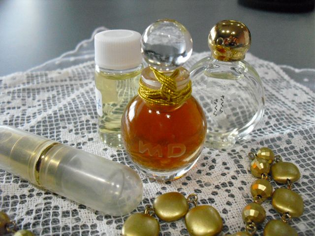 かわいいボトルでプレゼントしていただいたらすごく嬉しいですね。ゴールドの紐飾りもおしゃれですね。