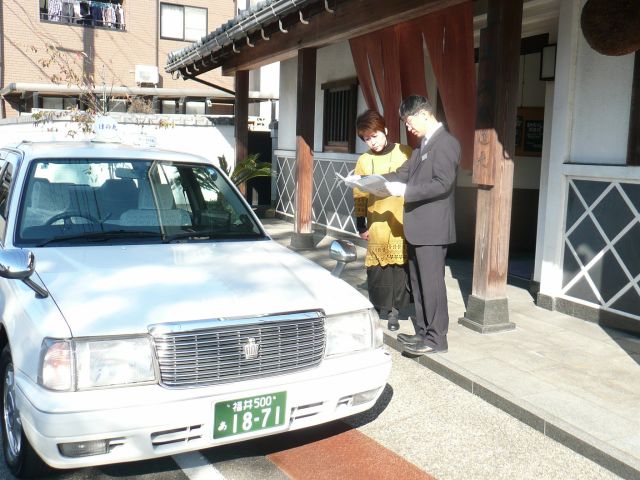 越の磯さん店舗前にて