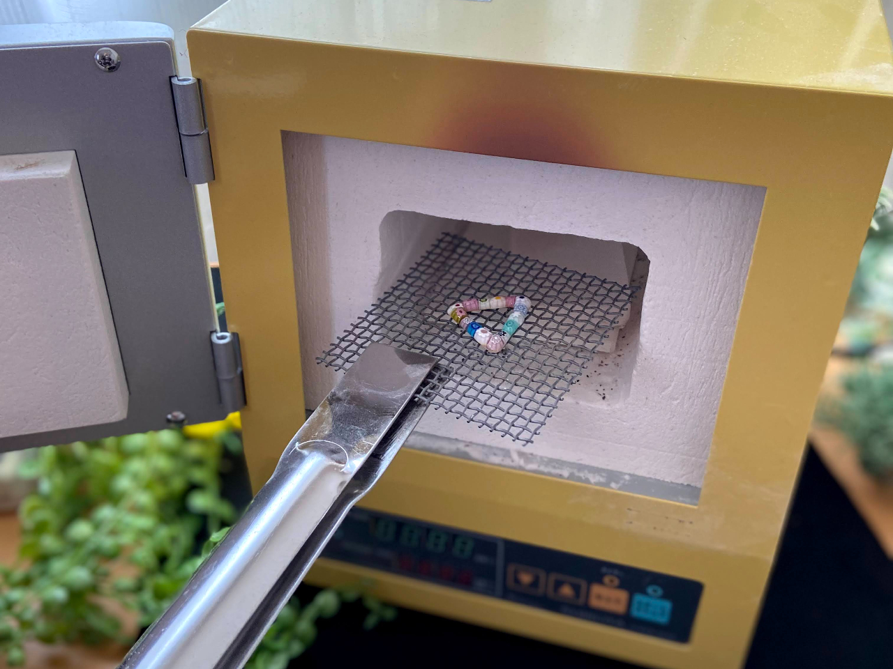 電気炉でスタッフが丁寧に焼き上げます