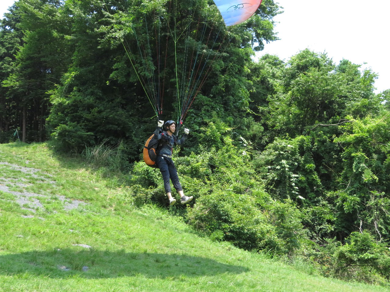 走るのに慣れてきたら小高い丘からいざ挑戦!!足も離れてフワリとフライト!!