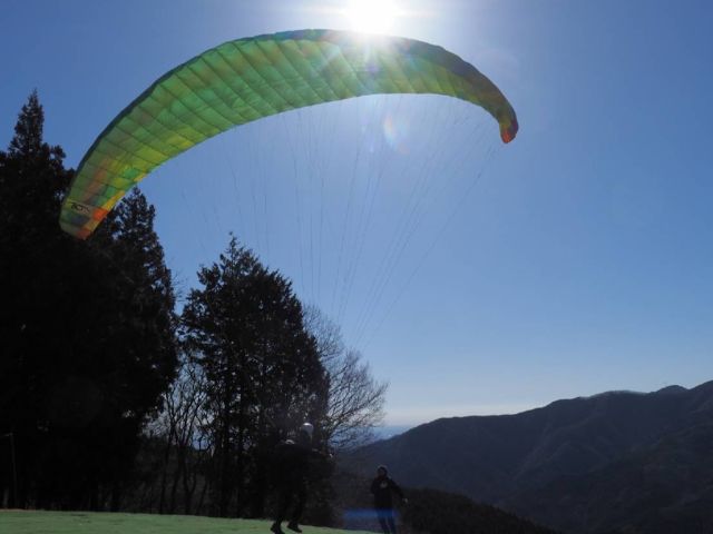 ご自身でパラグライダーの扱いを覚えて、いざフライト!!