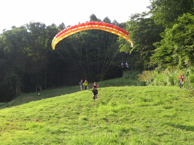 初めての方も安心!!スタッフがパラグライダー習得をサポートいたします!!お気軽にご参加ください!!